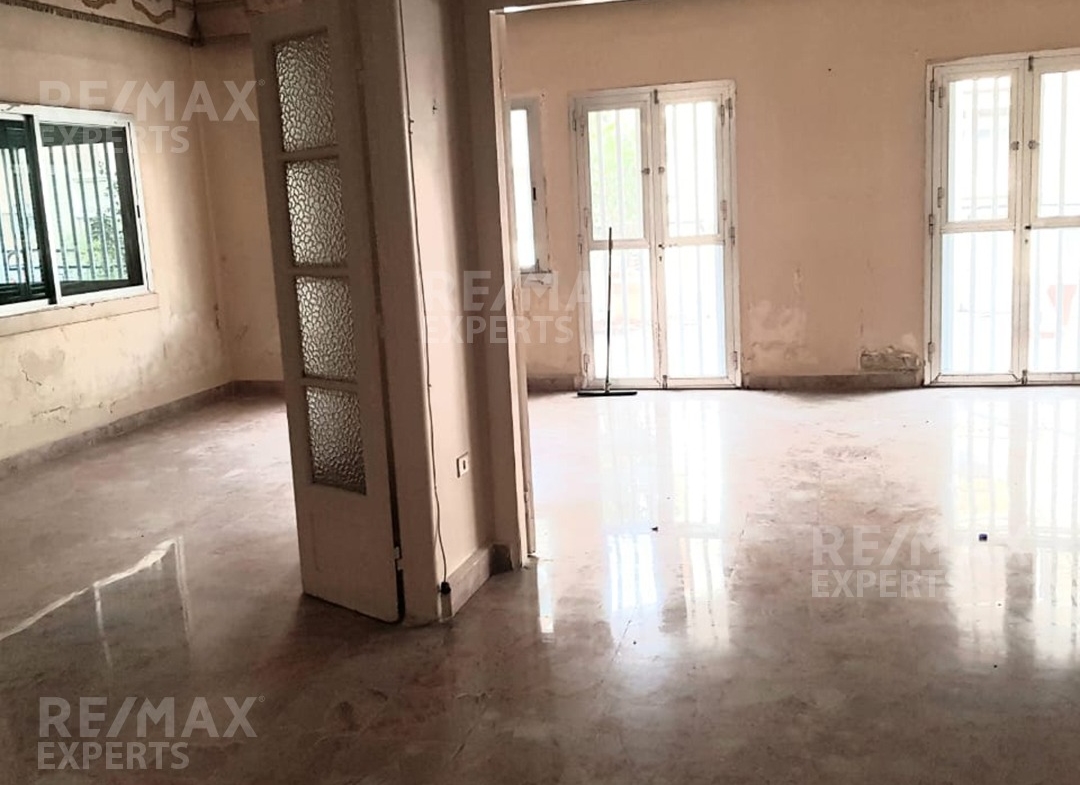 R9-360 Showroom and apartment for rent in Azmi, Tripoli ! — Photo 2 of 5