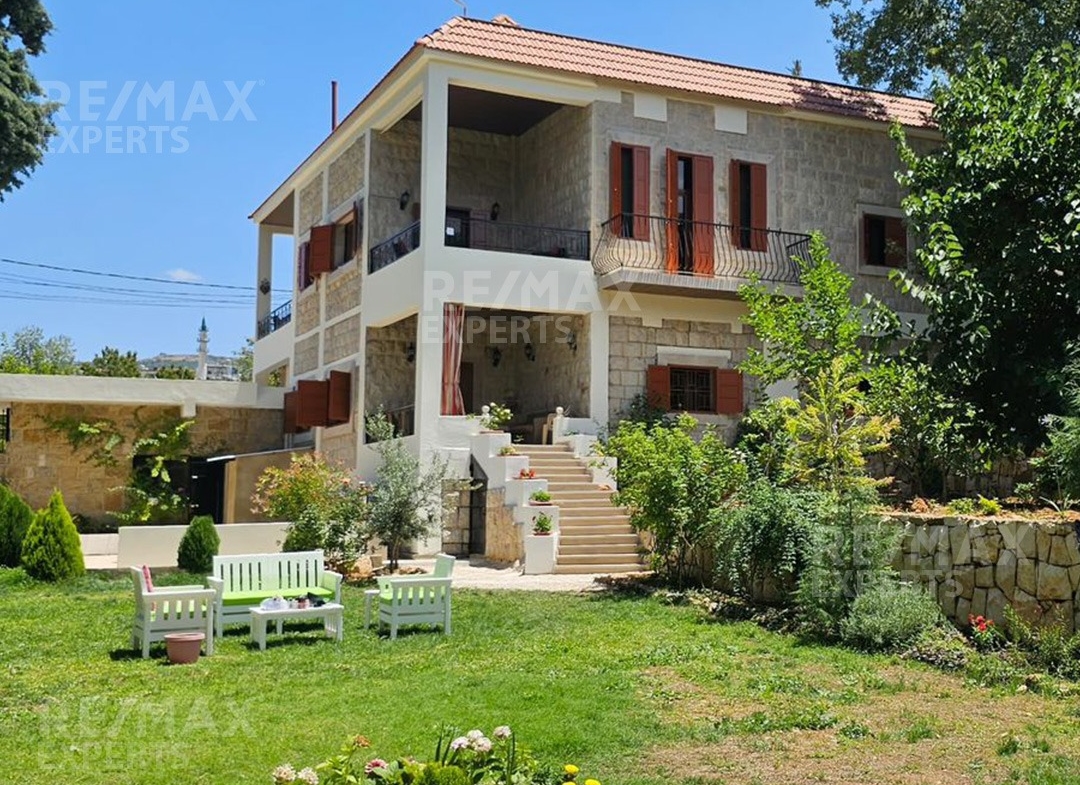 R9-142 Classic Lebanese house for rent in Danniyeh — Photo 3 of 8