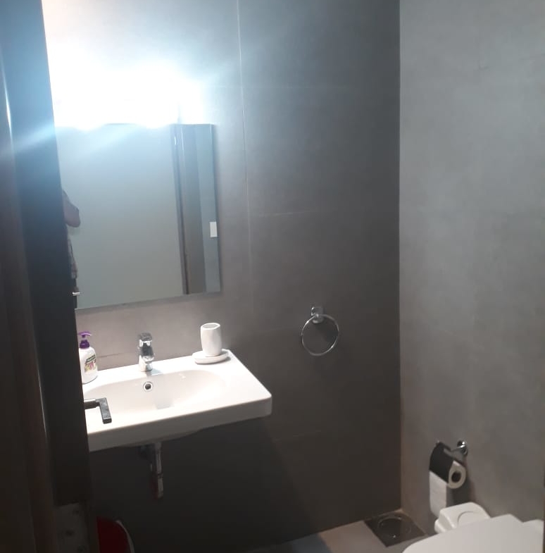 R9-168 Furnished cozy apartment for sale in Achrafieh, Beirut — الصورة 4 من 5