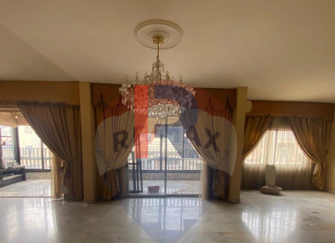 R9-1682 Spacious 200 sqm apartment for sale in Azmi, Tripoli. — Photo 2 of 6