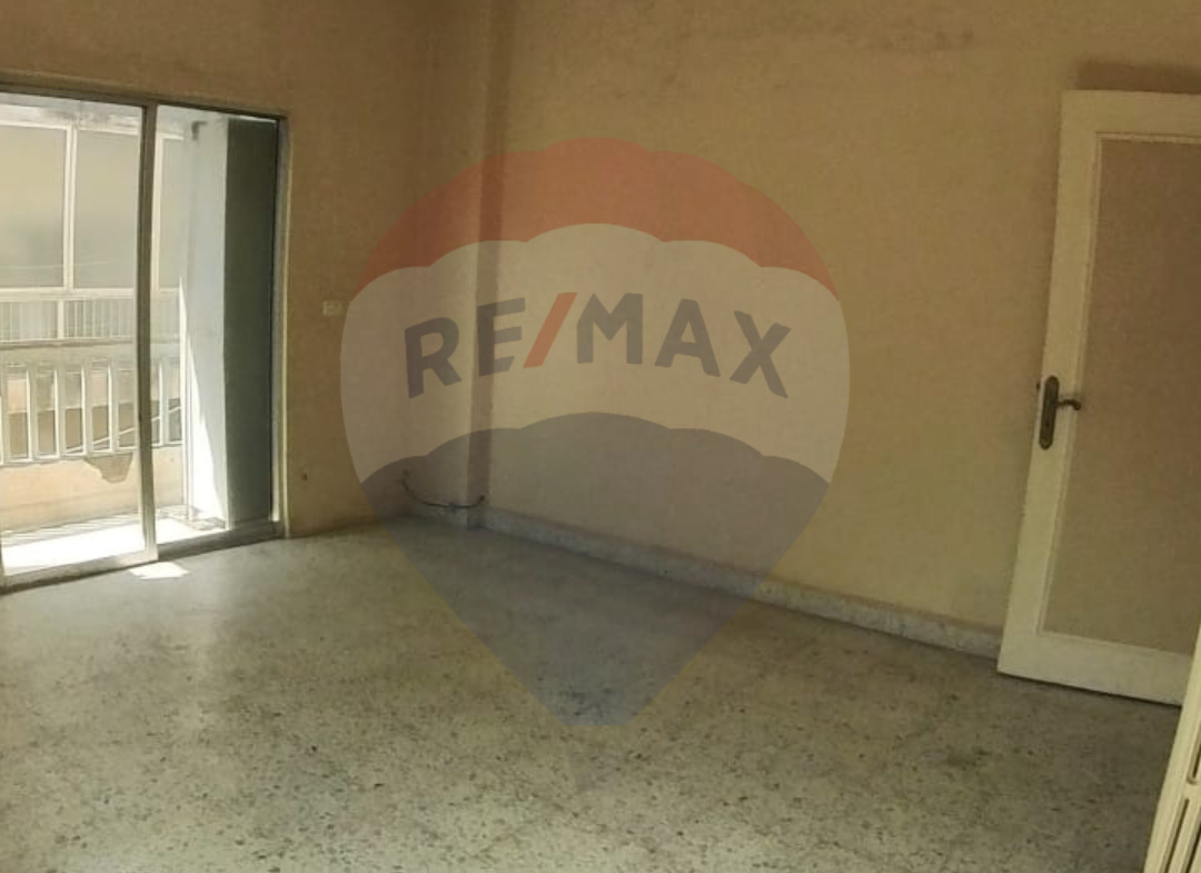 R9-1682 Spacious 200 sqm apartment for sale in Azmi, Tripoli. — Photo 4 of 6
