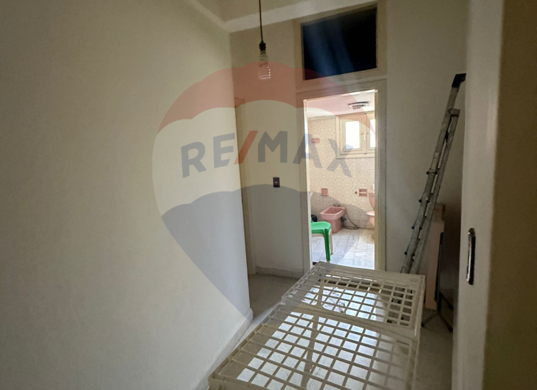 R9-1776 Spacious 250 sqm Apartment For Sale in Abou Samra - Tripoli — Photo 2 of 12