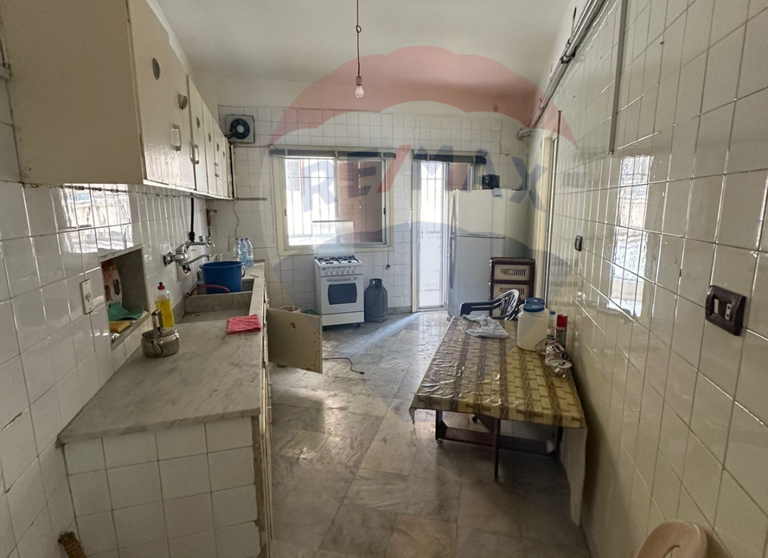 R9-1776 Spacious 250 sqm Apartment For Sale in Abou Samra - Tripoli — Photo 10 of 12