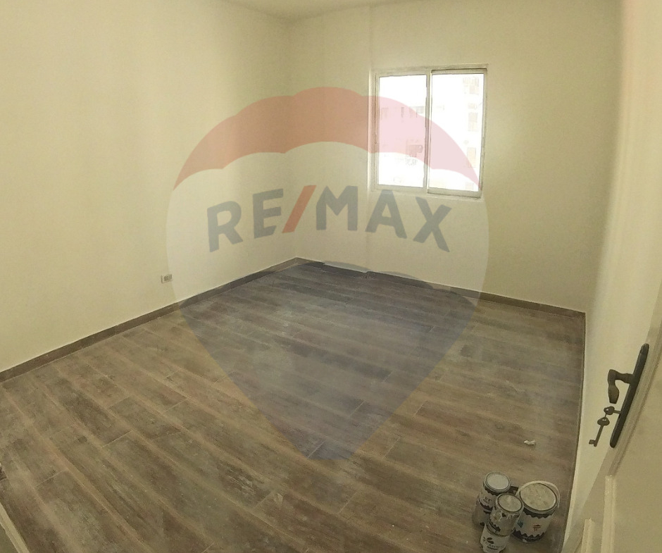 R9-1803 Apartment for Sale Behind Bank Audi on Boulevard - Tripoli — Photo 10 of 16