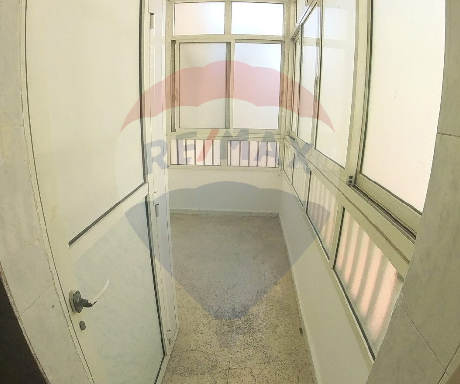R9-1803 Apartment for Sale Behind Bank Audi on Boulevard - Tripoli — Photo 7 of 16