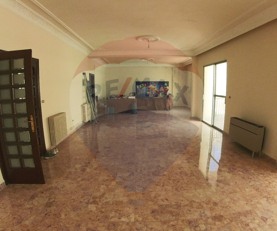 R9-1819  Spacious 300m Apartment for Sale in Al-Monla - Tripoli — الصورة 2 من 8