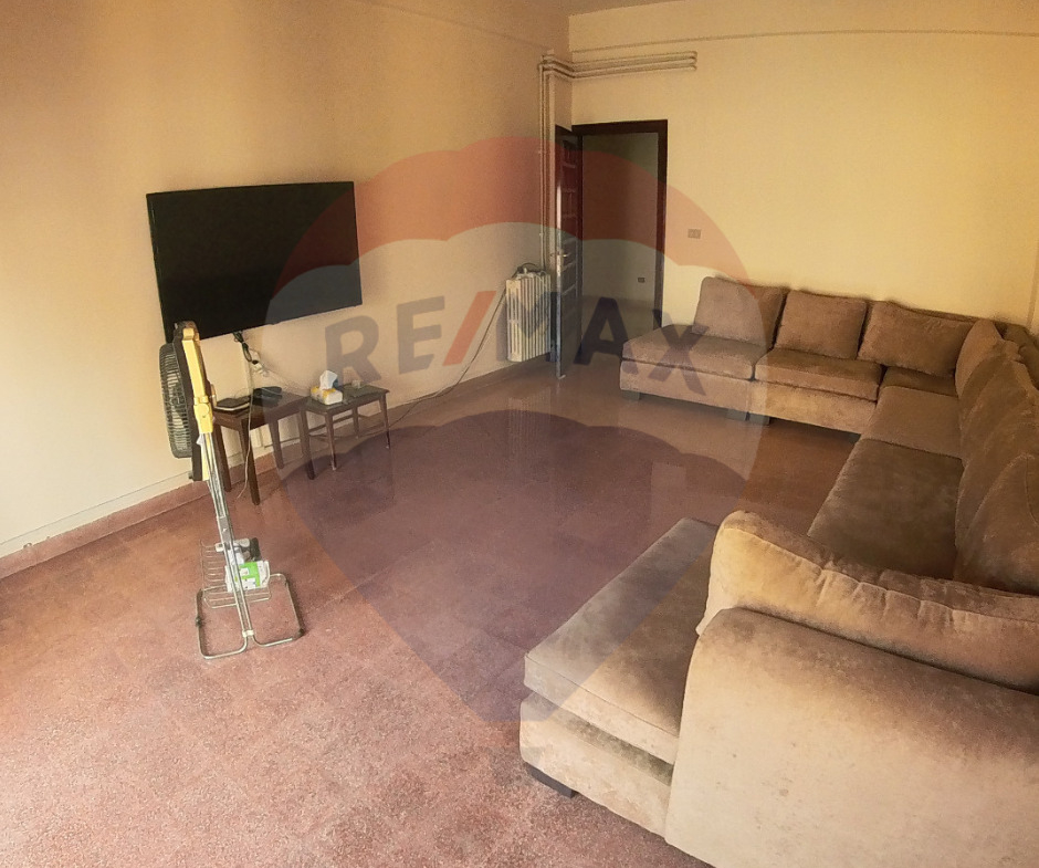 R9-1819  Spacious 300m Apartment for Sale in Al-Monla - Tripoli — الصورة 4 من 8