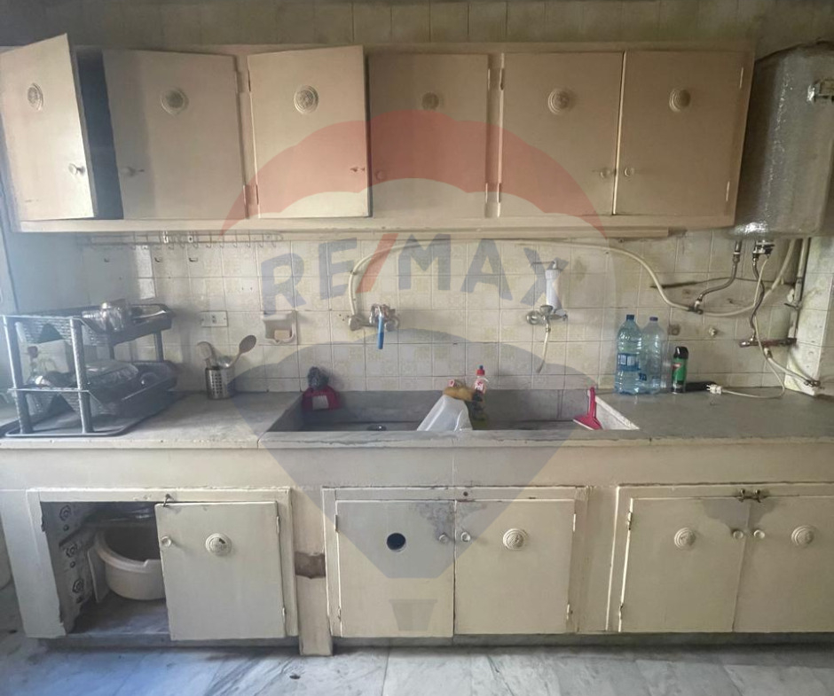R9-1876  Spacious Apartment 220m for sale in Ajazah Street - Abou Samra — Photo 9 of 9