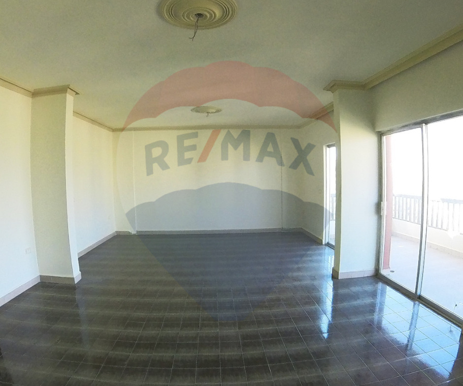 R9-1898 Spacious Apartment for Sale in Miten Street - Tripoli — الصورة 2 من 15