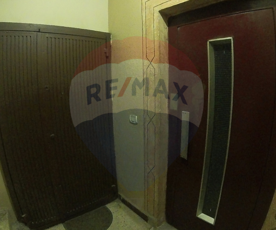 R9-1898 Spacious Apartment for Sale in Miten Street - Tripoli — الصورة 3 من 15