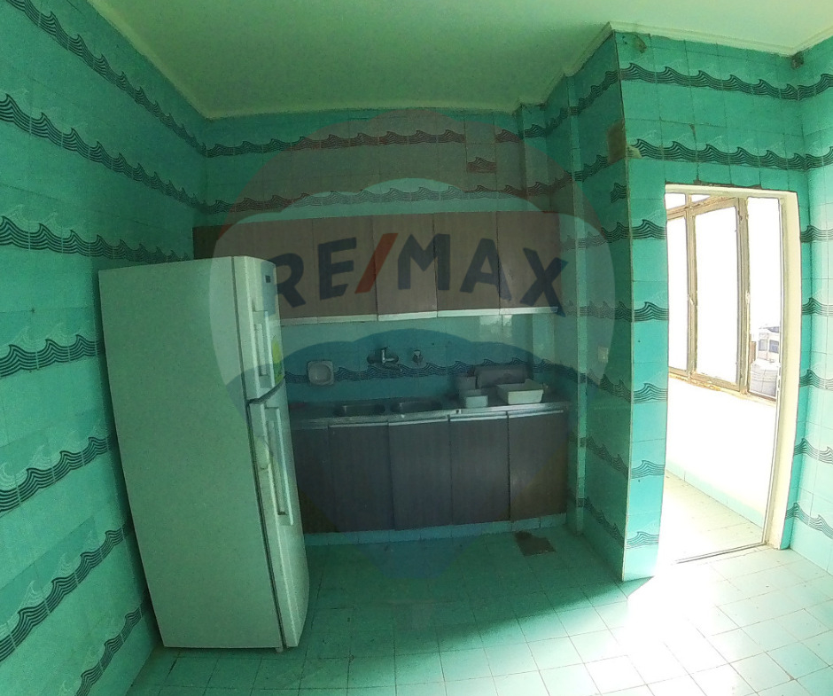 R9-1898 Spacious Apartment for Sale in Miten Street - Tripoli — الصورة 4 من 15