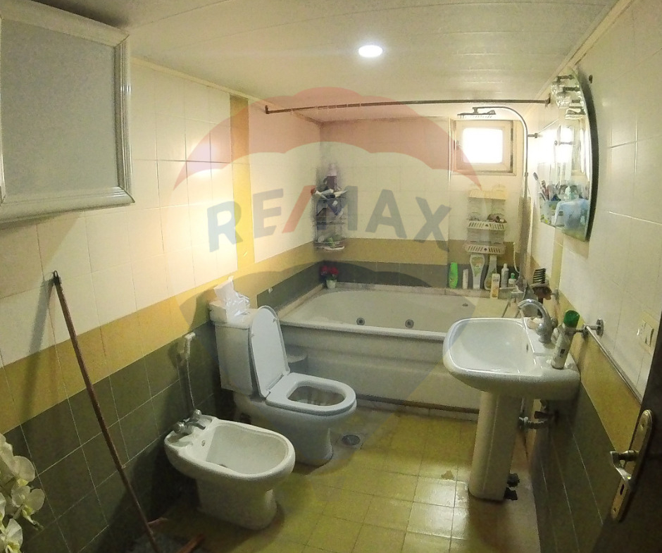 R9-1953  Spacious Apartment 220m for Sale in Boulevard - Tripoli — الصورة 11 من 12