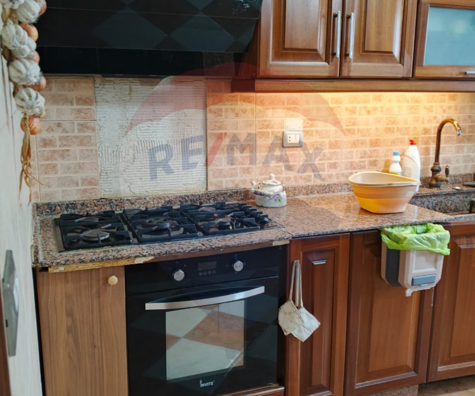 R9-1981 Spacious Apartment 200m for sale in Sahat Al Shiraa - Abou Samra — Photo 11 of 16