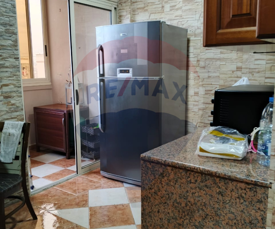 R9-1981 Spacious Apartment 200m for sale in Sahat Al Shiraa - Abou Samra — Photo 12 of 16
