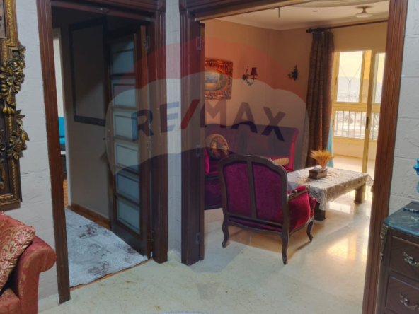 R9-1981 Spacious Apartment 200m for sale in Sahat Al Shiraa - Abou Samra — Photo 2 of 16