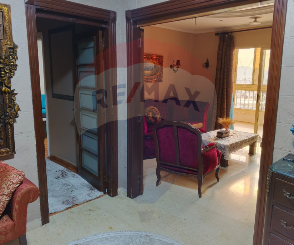 R9-1981 Spacious Apartment 200m for sale in Sahat Al Shiraa - Abou Samra — Photo 2 of 16