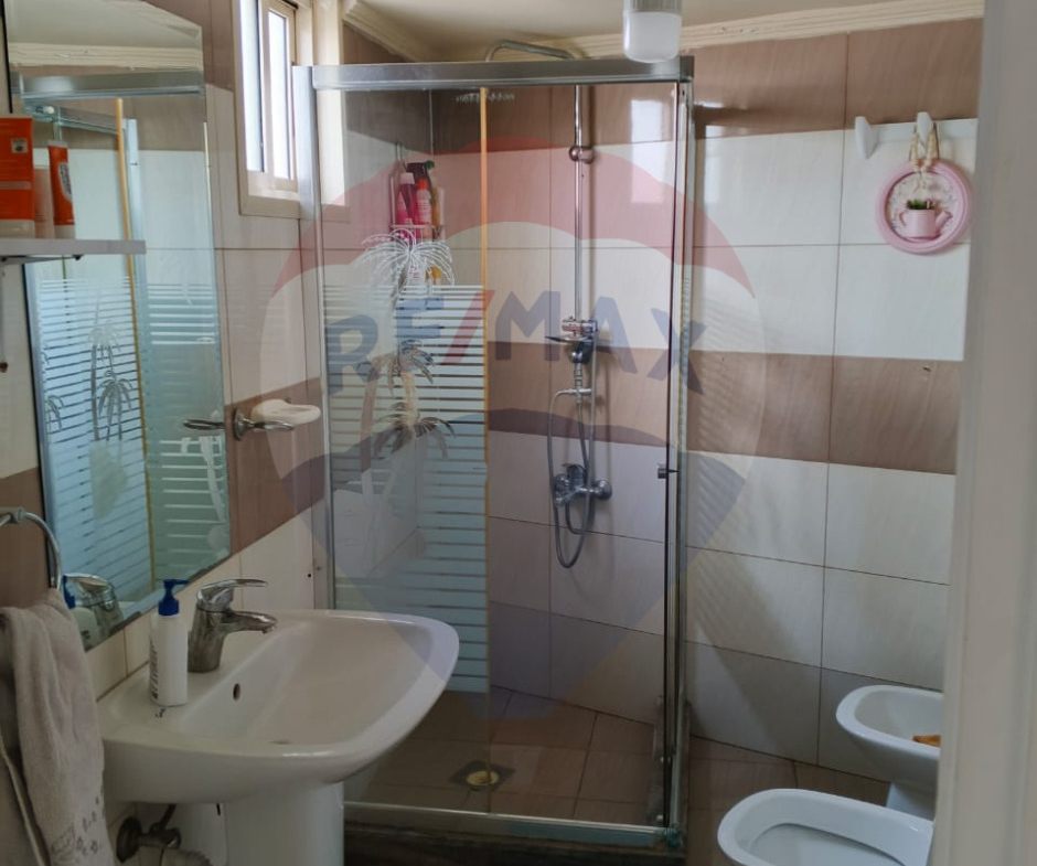 R9-1981 Spacious Apartment 200m for sale in Sahat Al Shiraa - Abou Samra — Photo 15 of 16