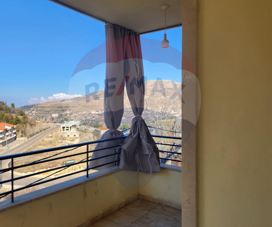R9-2045 Apartment for sale in Hasroun - Becharre , a tourist village in Lebanon — Photo 7 of 7