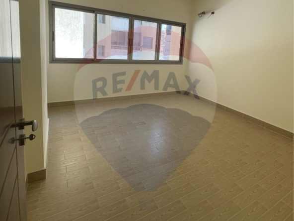 R9-2182 Apartment 200m for Sale in Boulevard Tripoli – Very Good Condition — الصورة 2 من 9