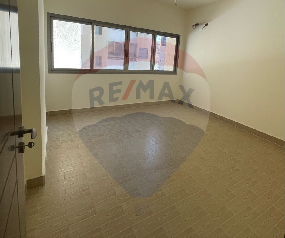 R9-2182 Apartment 200m for Sale in Boulevard Tripoli – Very Good Condition — الصورة 2 من 9