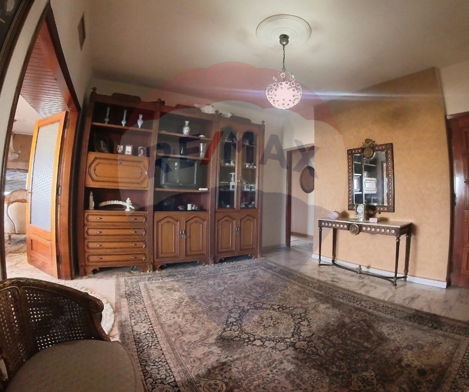R9-2168 Apartment 300m for sale in Corniche El Mina — الصورة 4 من 13