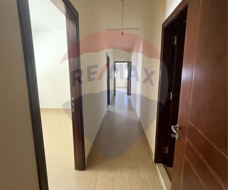 R9-2182 Apartment 200m for Sale in Boulevard Tripoli – Very Good Condition — الصورة 4 من 9