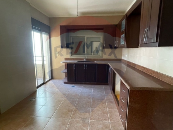 R9-2182 Apartment 200m for Sale in Boulevard Tripoli – Very Good Condition — الصورة 5 من 9