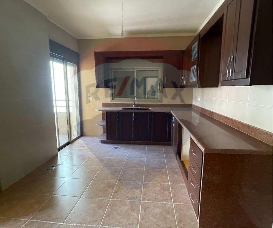 R9-2182 Apartment 200m for Sale in Boulevard Tripoli – Very Good Condition — الصورة 5 من 9