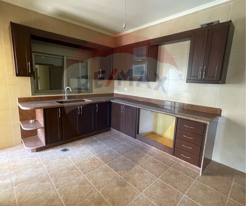 R9-2182 Apartment 200m for Sale in Boulevard Tripoli – Very Good Condition — الصورة 6 من 9
