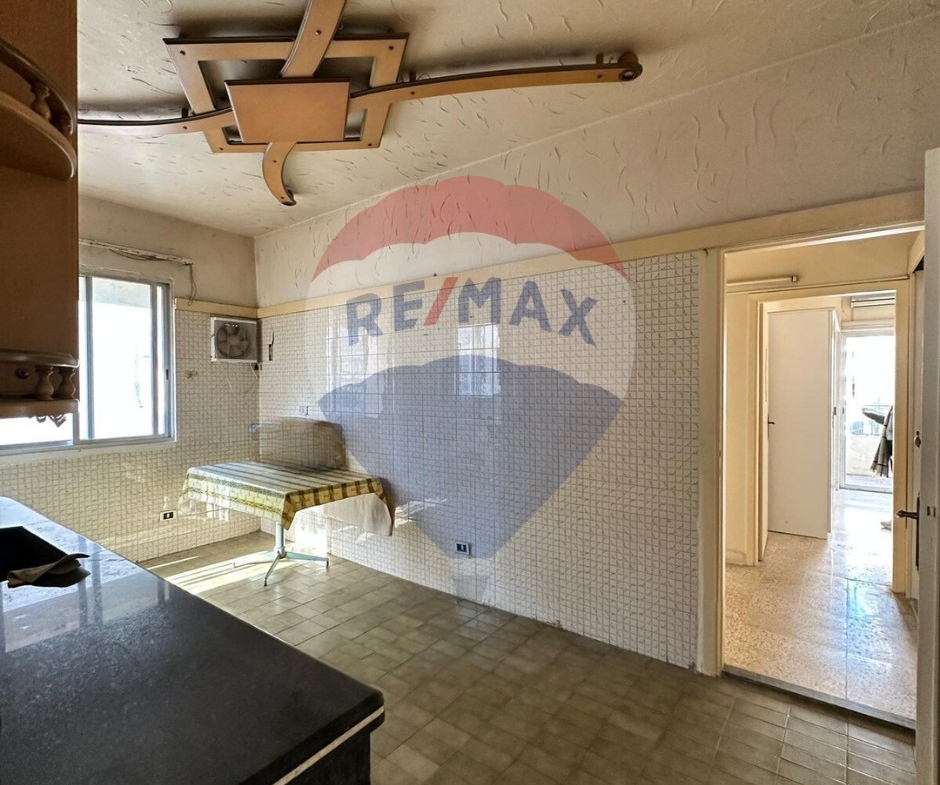 R9-2337 Newly Renovated Apartment for Sale in Azmi - Tripoli — الصورة 3 من 4