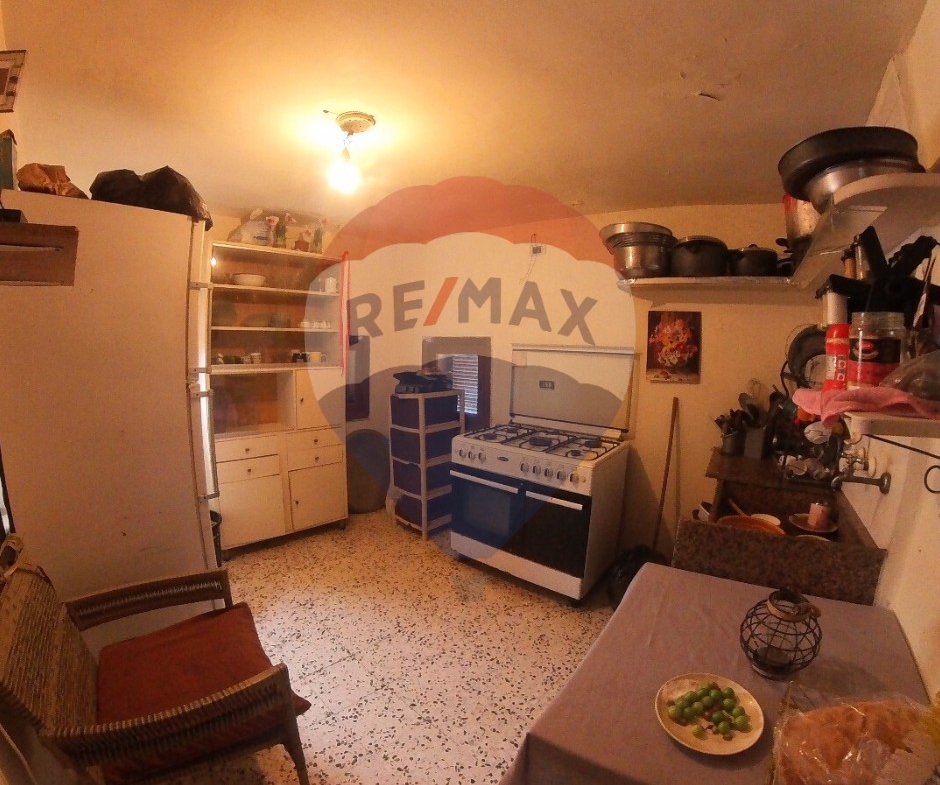 R9-2376 Old House 220m for Sale in Souk Al Dahab – Tripoli — Photo 10 of 11