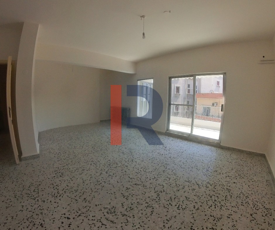 R9-2542 Apartment 250m for sale in Jemayzet - Tripoli — الصورة 2 من 11