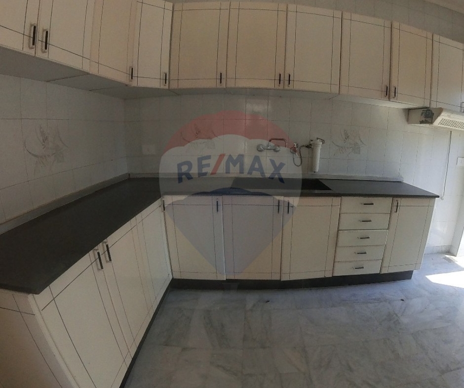 R9-2542 Apartment 250m for sale in Jemayzet - Tripoli — الصورة 8 من 11