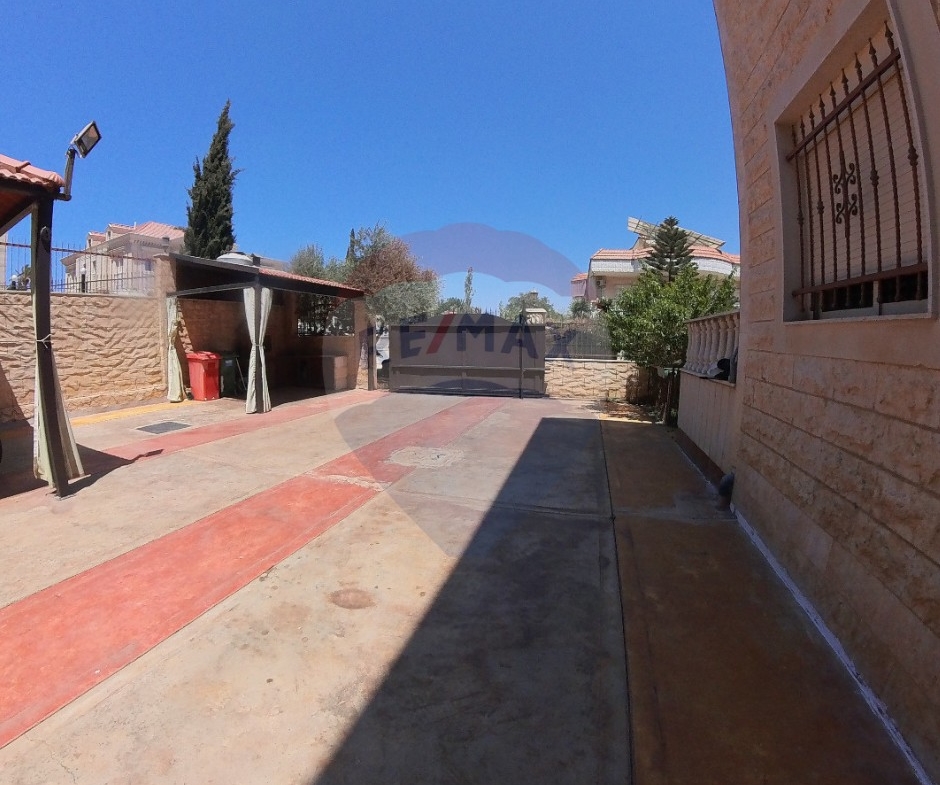 R9-2569 Villa for Sale in Btouratij – Koura — الصورة 8 من 21