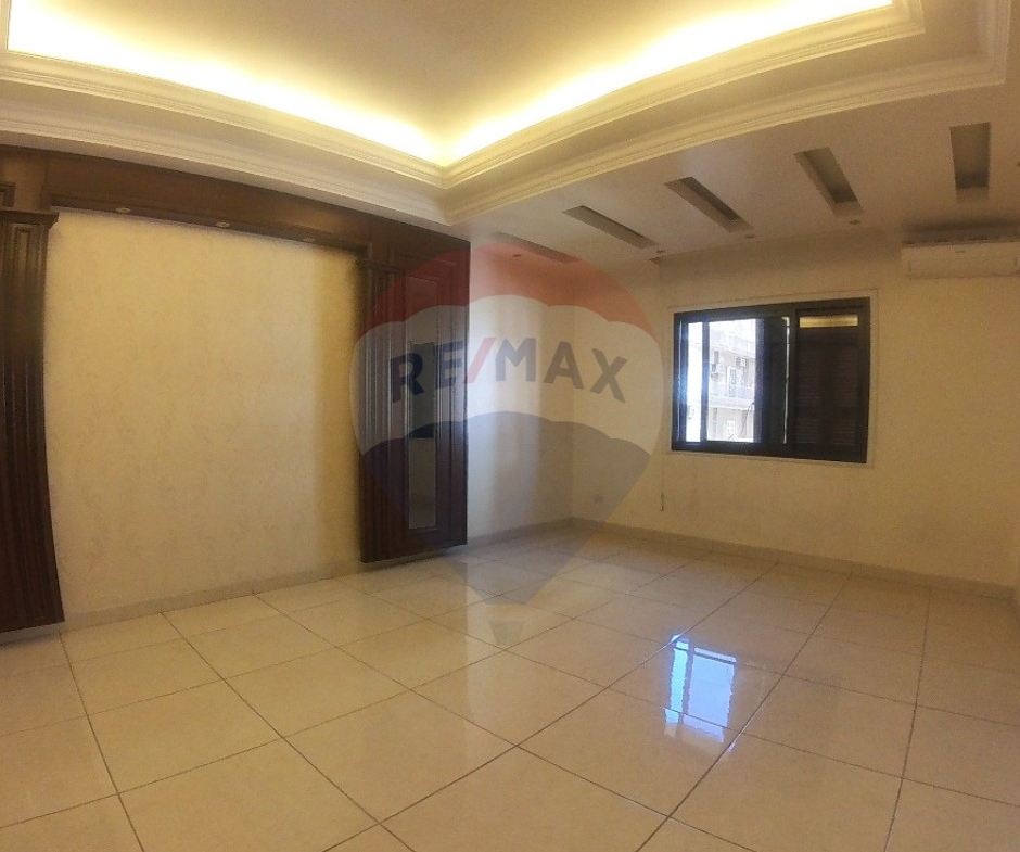 R9-2592 Apartment for Sale in Azmi, Tripoli — 185 Square Meters — الصورة 2 من 11