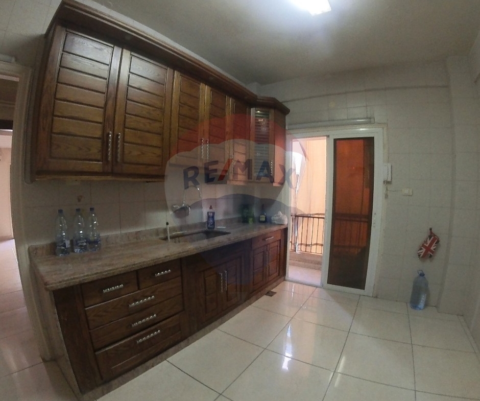 R9-2592 Apartment for Sale in Azmi, Tripoli — 185 Square Meters — الصورة 8 من 11