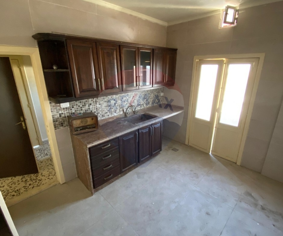 R9-2784 Live Above It All – Spacious Apartment For Sale in Abou Samra Tripoli — الصورة 2 من 12