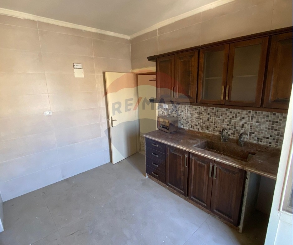 R9-2784 Live Above It All – Spacious Apartment For Sale in Abou Samra Tripoli — الصورة 4 من 12