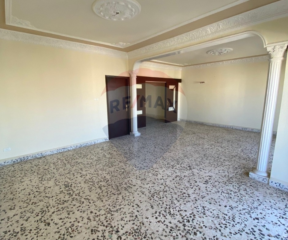 R9-2784 Live Above It All – Spacious Apartment For Sale in Abou Samra Tripoli — الصورة 5 من 12