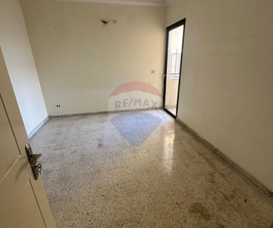 R9-2863 Spacious 4th Floor Rental in Tripoli – 3 Bedrooms — Photo 3 of 8