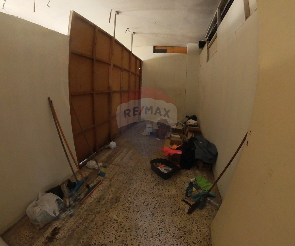 R9-2881 Showroom for Sale in Mina Tripoli – 1000 m² Commercial Space — الصورة 3 من 17