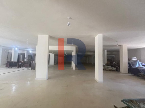 R9-2931 Showroom for Rent in Daher Al Ain Koura – 1,200 m², 6 Facades, Main Road — الصورة 2 من 5