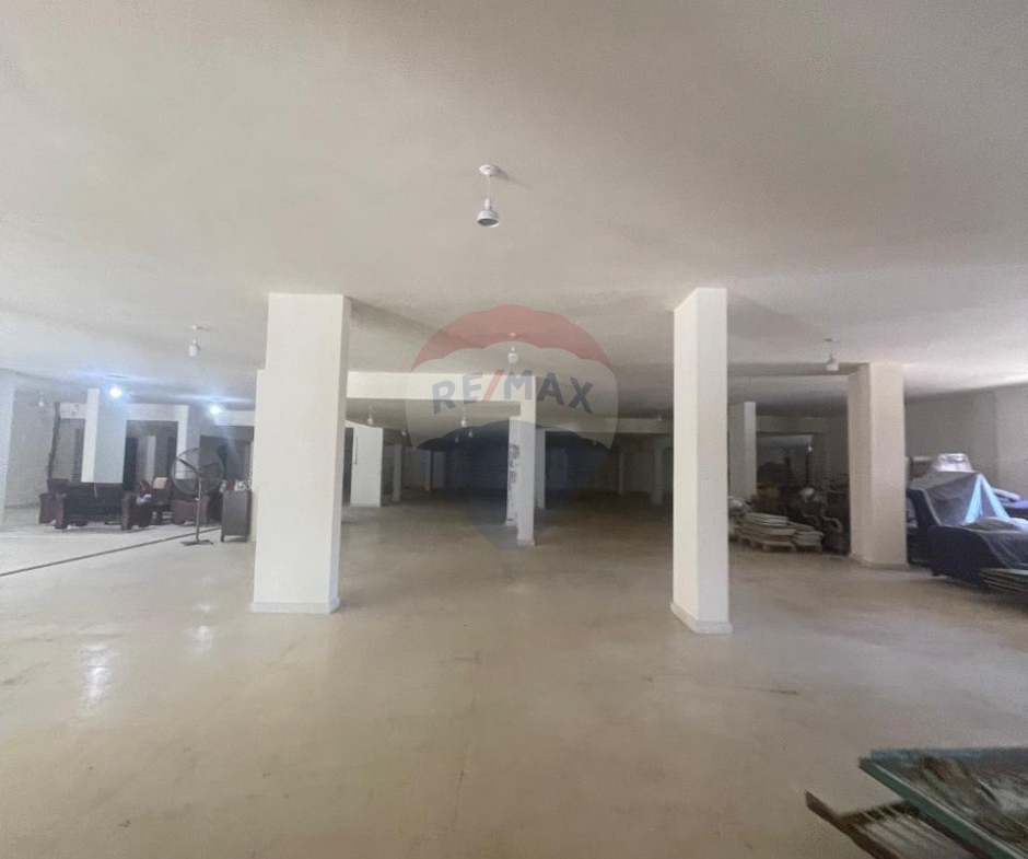 R9-2931 Showroom for Rent in Daher Al Ain Koura – 1,200 m², 6 Facades, Main Road — الصورة 2 من 5