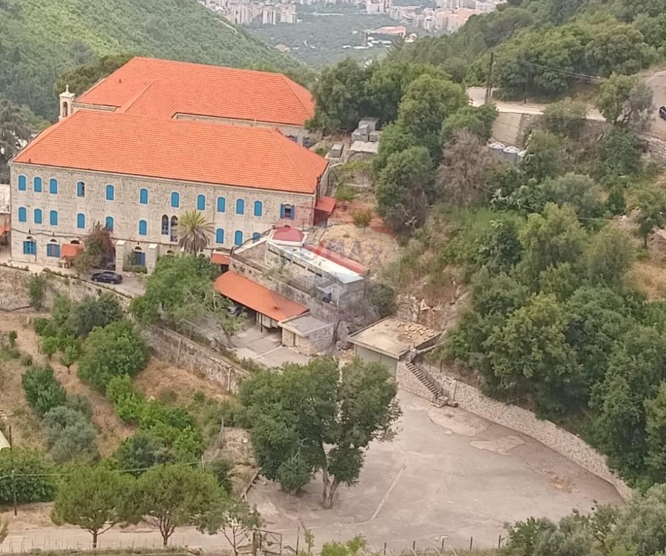 R9-2943 Land for Sale in Keserwan Jbeil District – 770 m² with Road, Electricity & Water — Photo 2 of 5