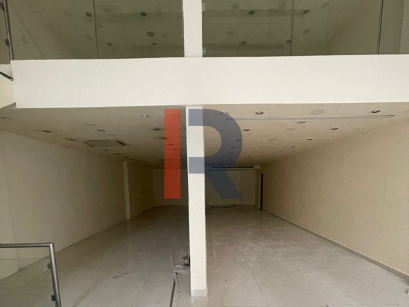 R9-2977 Showroom for Rent in Nadim El Jisr Tripoli – 219 m², 3 Floors, 2 Facades, Parking — الصورة 2 من 6