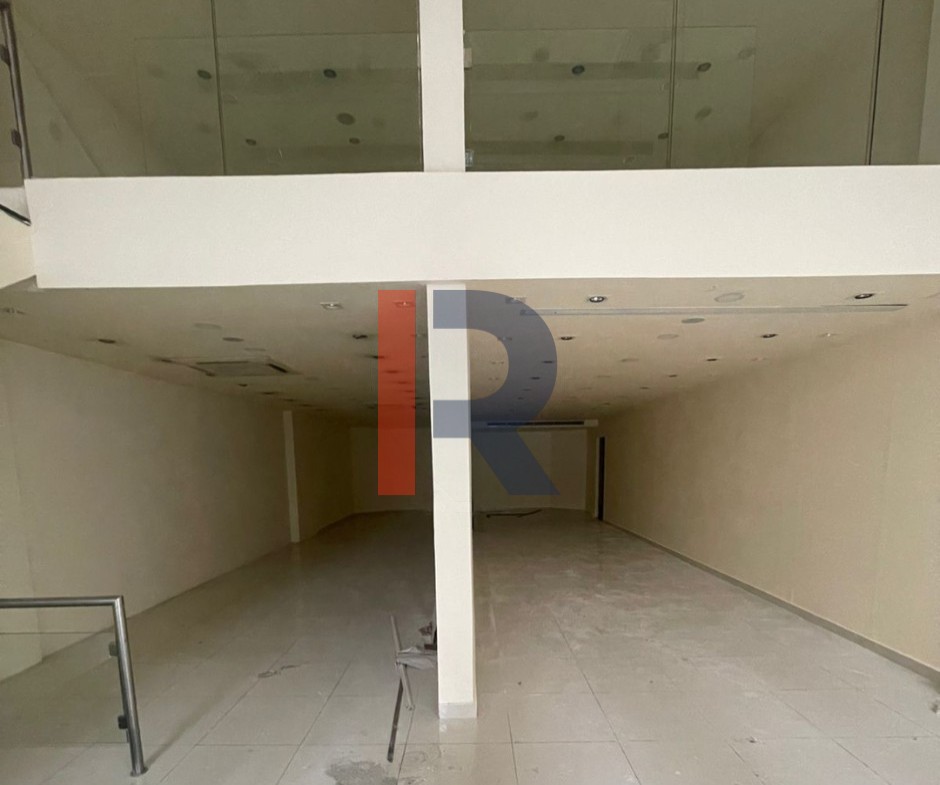 R9-2977 Showroom for Rent in Nadim El Jisr Tripoli – 219 m², 3 Floors, 2 Facades, Parking — الصورة 2 من 6