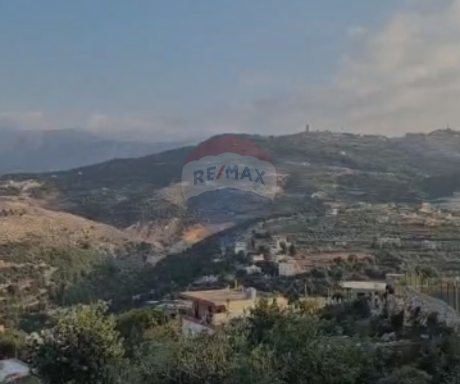 R9-3001 1,700 m² land for sale in Mrah – Danniyeh. Direct road access, suitable for building or investment. — الصورة 2 من 2