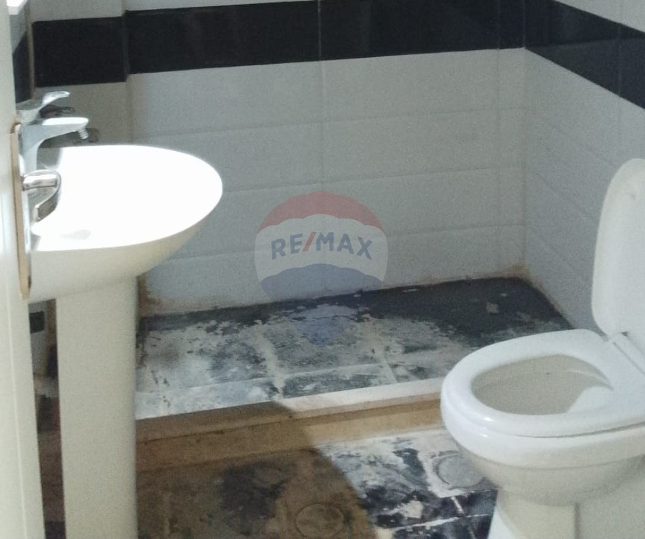 R9-3005 Apartment for Sale in Corniche El Mina Tripoli – شقة للبيع الكورنيش البحري، الميناء — الصورة 2 من 9