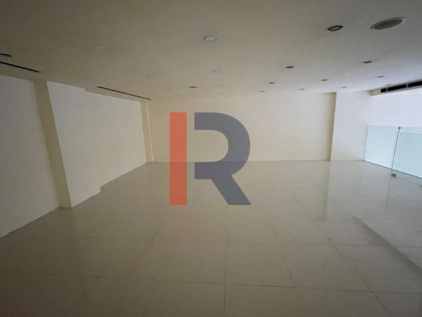 R9-2977 Showroom for Rent in Nadim El Jisr Tripoli – 219 m², 3 Floors, 2 Facades, Parking — الصورة 3 من 6