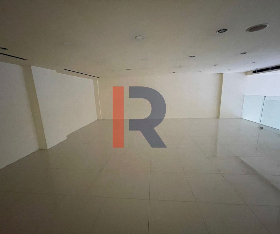 R9-2977 Showroom for Rent in Nadim El Jisr Tripoli – 219 m², 3 Floors, 2 Facades, Parking — الصورة 3 من 6
